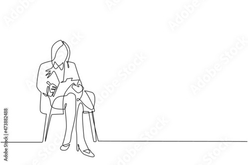 Single continuous line drawing businesswoman with clipboard. Female executive sitting in armchair. Woman taking notes. Psychology consultation. Dynamic one line draw graphic design vector illustration