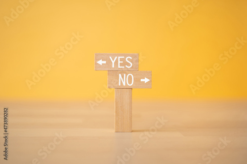 Fotografia 「YES」「NO」と書かれた積み木