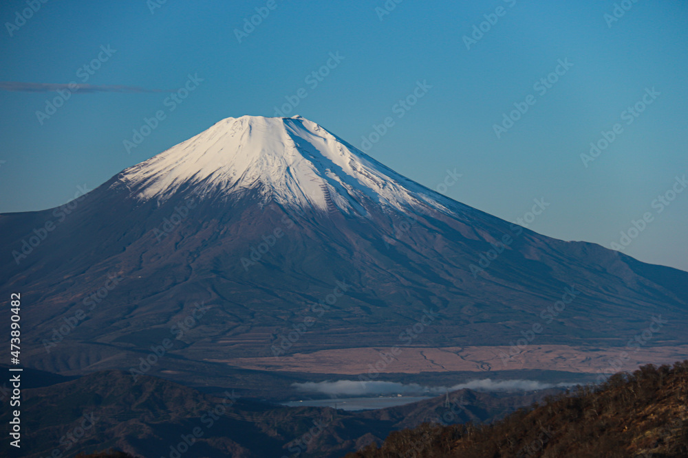 冬の丹沢　神奈川最高峰蛭ヶ岳山頂からの絶景　朝陽に映える富士山