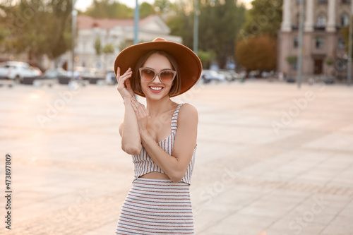 Fashionable smiling woman w...