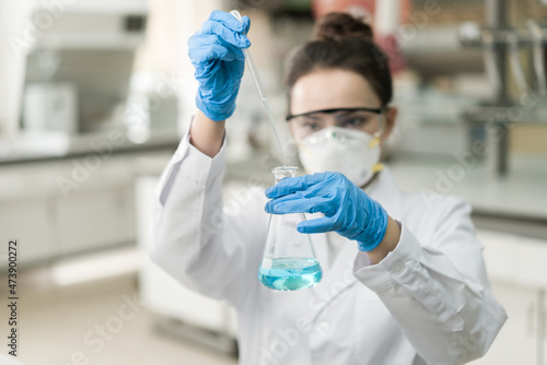 Female scientist in the laboratory 