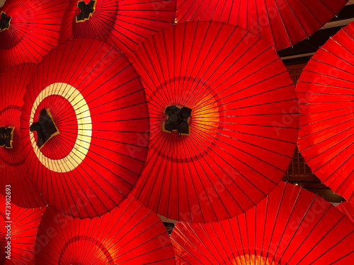 鮮やかな朱色の唐傘1