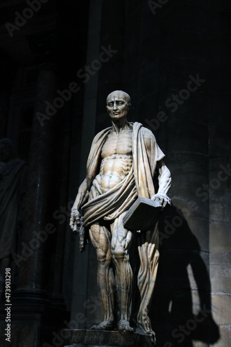 The statue of St. Bartholomew inside the Duomo di Milano. ミラノ大聖堂の中にある全身の皮を剝がされた聖バルトロメオの像。 © SAIGLOBALNT