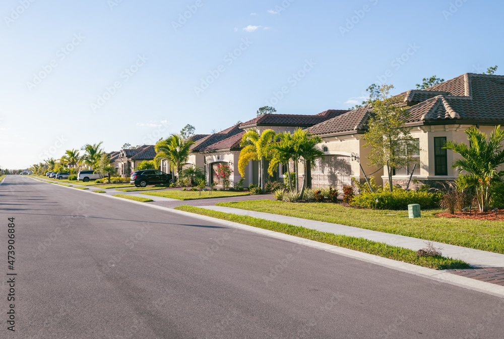 New real estate developments in South Florida for a retirement and golf community