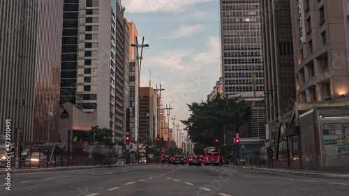 motion timelapse da avenida Paulista em São Paulo, durante um por do sol lindo, sunset com poucas nuvens e muito trânsito street photo