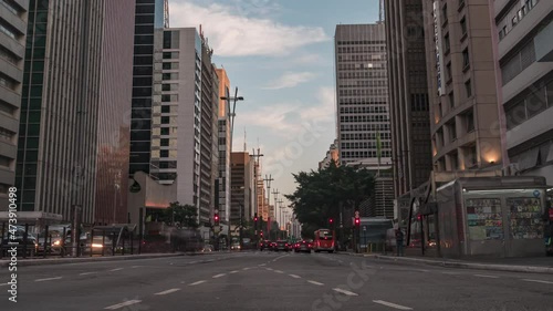 motion timelapse da avenida Paulista em São Paulo, durante um por do sol lindo, sunset com poucas nuvens e muito trânsito zoom out photo