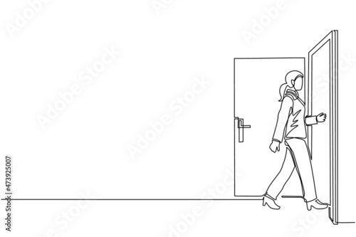Single one line drawing businesswoman enters the room through the door. Woman walking to opened door. Starting new day at office. Business concept. Continuous line draw design vector illustration