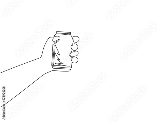 Single one line drawing hand holding soda can. Male hand holding aluminium can on white background. For restaurant or cafe drink menu. Modern continuous line draw design graphic vector illustration