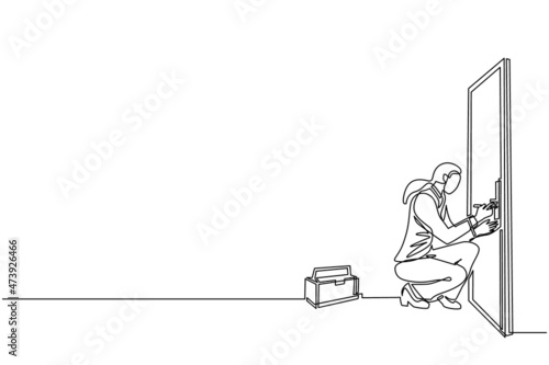 Single continuous line drawing businesswoman prying doorknob with screwdriver. Woman repair broken handle door knob with handywoman tool in tool box. Business concept. One line draw design vector