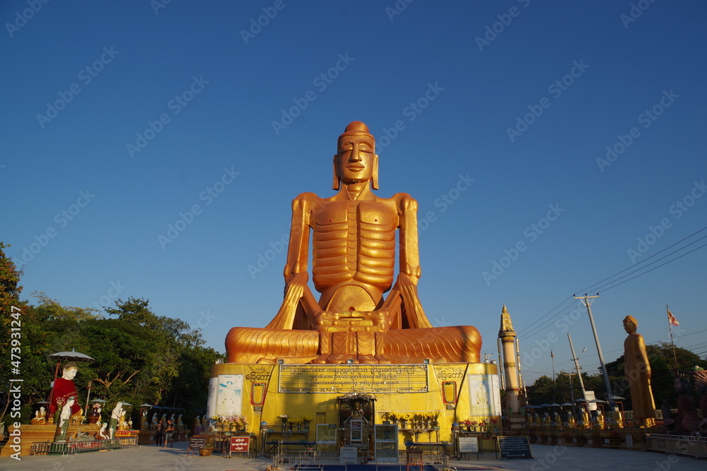 Fototapeta premium ミャンマー マンダレーのスキニーブッダパゴダ