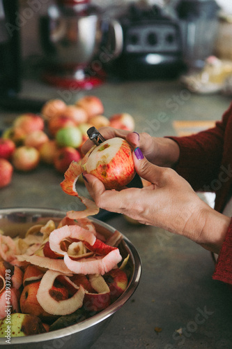 Canvastavla Hands pealing apples on the kitchen counter
