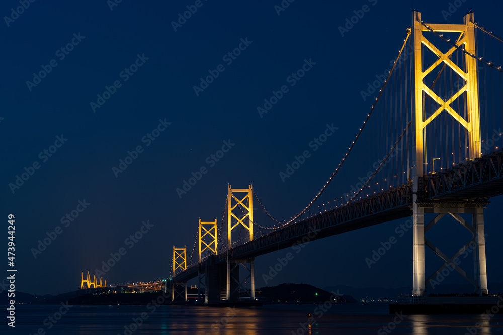 Fototapeta premium ライトアップされた夜の瀬戸大橋