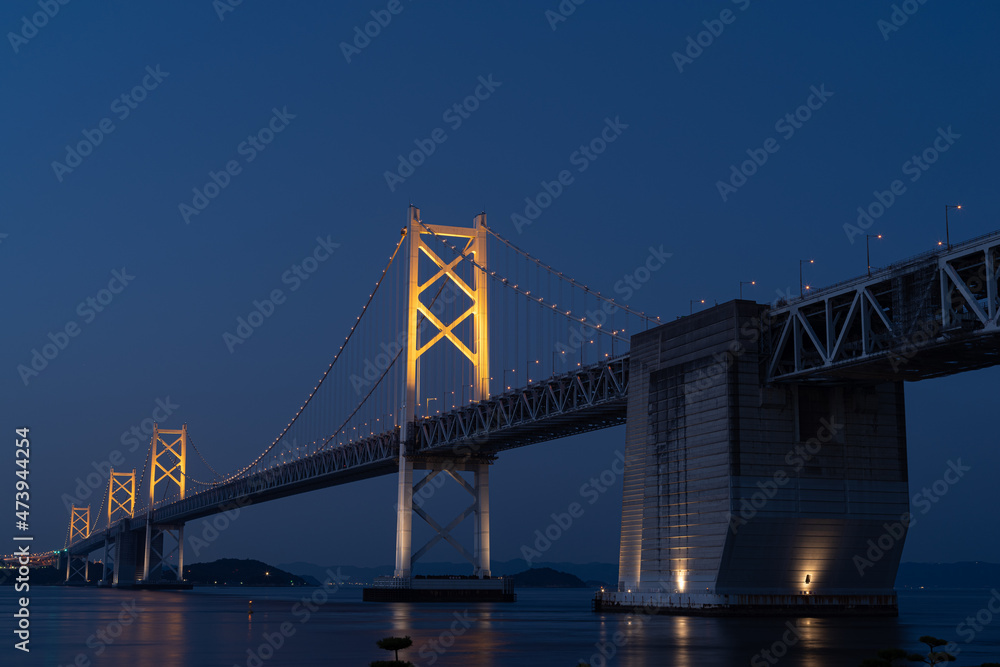 ライトアップされた夜の瀬戸大橋