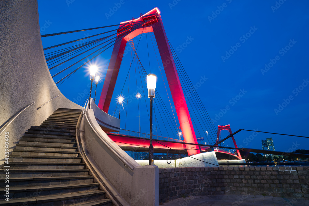 Obraz premium red illuminated Willems Bridge in Rotterdam