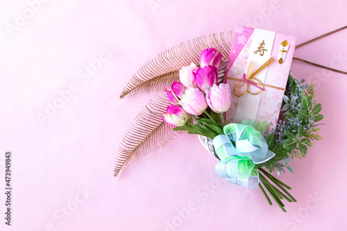 Fototapeta Naklejka Na Ścianę i Meble -  結婚祝いと金色の葉とピンクとベビーピンクのチューリップのリース（ピンクバック）