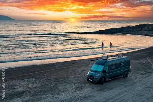 Foto Aerial photo of campervan on abandoned beach against beutiful sunset