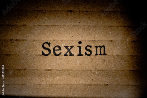 Gestempelter Text auf zerknittertem Pappkarton. Sexism.