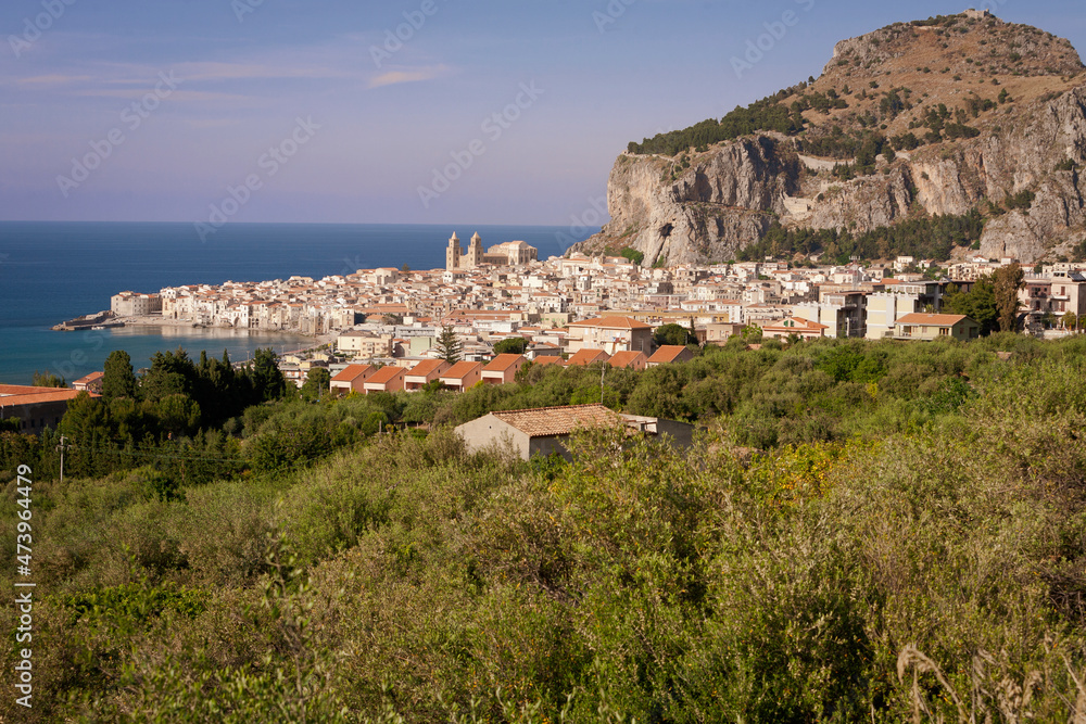 Cefalù. Palermo. Panorama del borgo sotto la Rocca con il mare