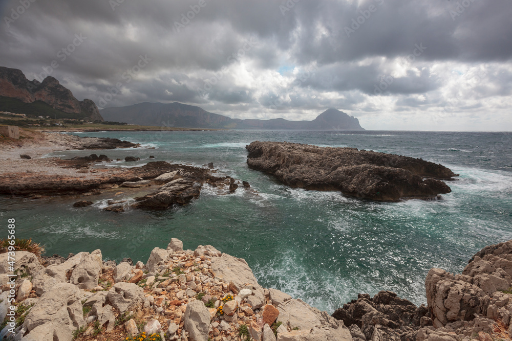 Fototapeta premium Salinella, San Vito Lo Capo. Trapani. Panorama della costa rocciosa verso Monte Cofano