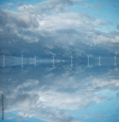 Windräder vor malerischem Himmel, Composing, gespiegelt © Himmelswiese
