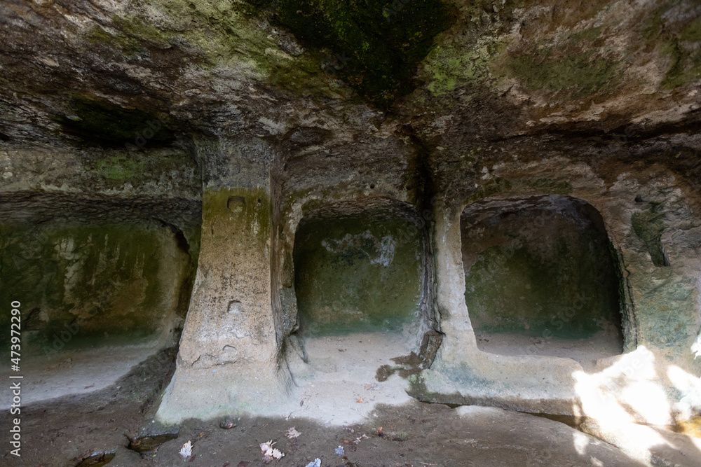 Obraz premium ghost town in the cave settlement of Vitozza. Old village dug into the tuff. Città del Tufo archaeological park. Sorano, Sovana, Tuff city in Tuscany. Italy