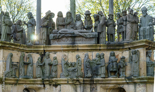 F, Bretagne, Finistère, Plougastel-Daoulas, Kalvarienberg, Ostfassade mit den Darstellungen der Grablegung photo