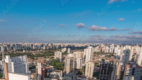 entardecer na zona sul de São Paulo, muitos prédios e nuvens . Time Lapse with clouds and sunset in Sao Paolo. timelapse. zoom out photo