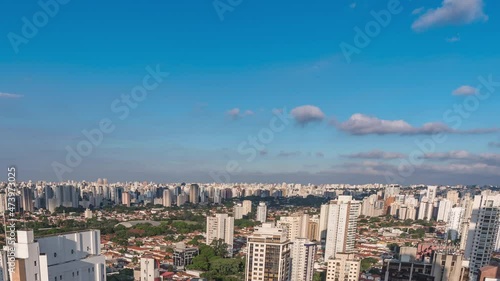 entardecer na zona sul de São Paulo, muitos prédios e nuvens . Time Lapse with clouds and sunset in Sao Paolo. timelapse . sky view photo