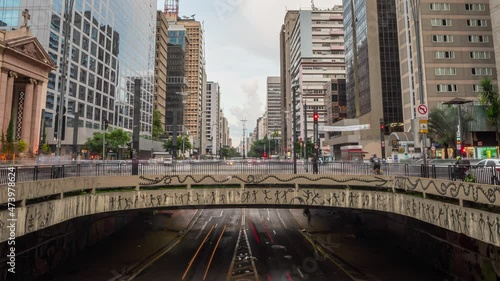 Wallpaper Mural timelapse da avenida Paulista em São Paulo. prédios comerciais e business center tilt up Torontodigital.ca