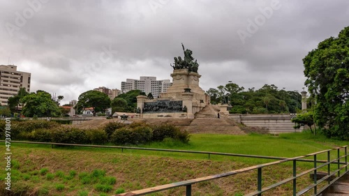 hyperlapse do Parque do Ipiranga, depois de um dia chuvoso em São Paulo. pouca gente e bastante nuvens zoom in photo