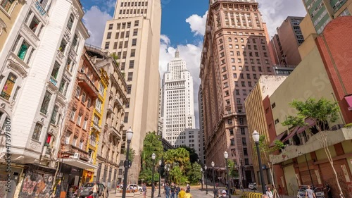 Hyperlapse do edifício Altino Arantes na avenida São João, no centro de São Paulo. Passando pelo novo Vale do Anhangabaú. timelapse  short