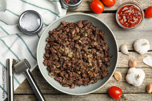 Canvas Print Fried minced meat and different products on wooden table, flat lay