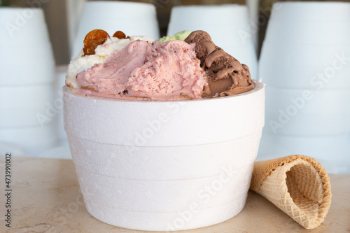 un kilo helado para llevar en recipiente termico y descartable servido en heladera photo