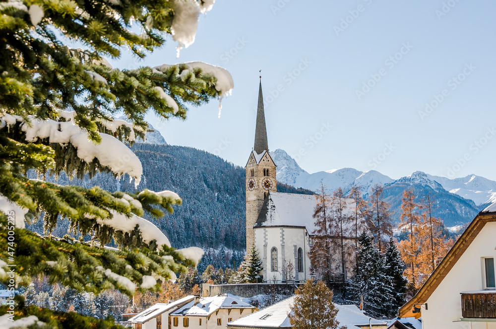 Fototapeta premium Scuol, Kirche, Engadiner Dorf, Unterengadin, Alpen, Gebirge, Engadin, Val S-Scharl, Wanderweg, Nationalpark, Graubünden, Winter, Wintersport, Winterwanderung, Schweiz