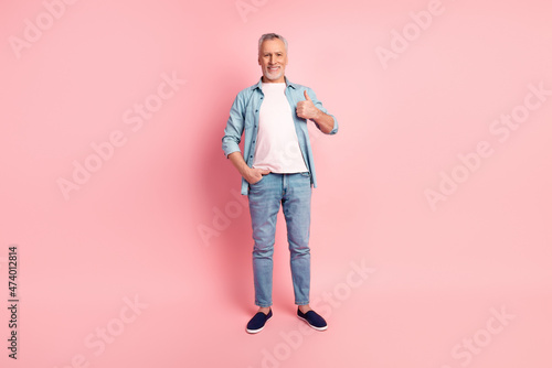 Full body photo of retired man show thumb-up approve ideal recommendation isolated over pink color background