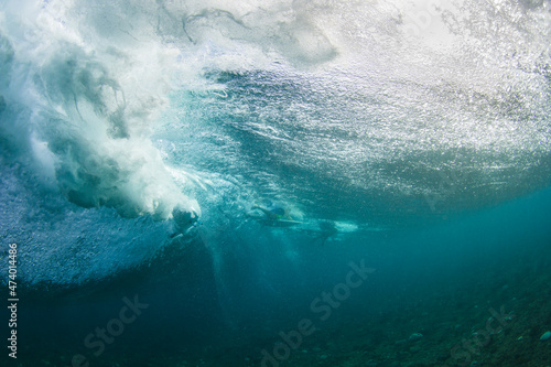 Surfeando bajo el mar