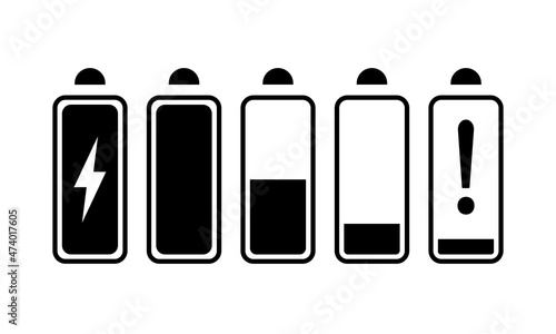 Jeu d'icônes noires de capacité de la batterie. Indicateur de charge de batterie isolé, symboles d'état verticaux sur fond blanc. Niveau des piles alcalines, vides, pleines, chargées, en charge. 