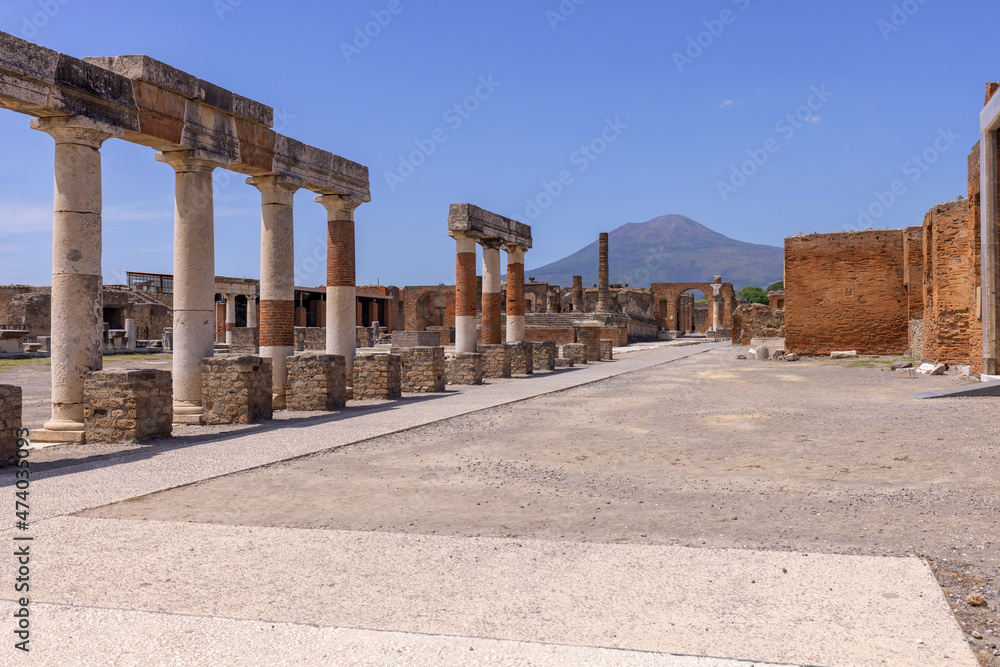 Forum of city destroyed by the eruption of the volcano Vesuvius, view of mount Vesuvius, Pompeii, Naples, Italy - obrazy, fototapety, plakaty 