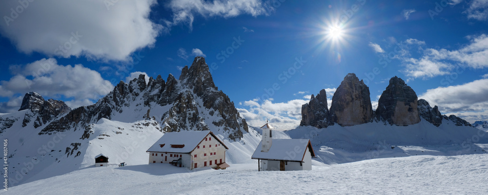 Φωτογραφία Beautiful panorama of Tre Cime di Lavaredo and Monte Paterno in sunny winter scenery