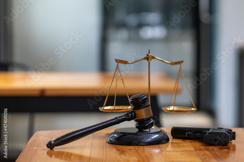 Photo The mallet and brass scales are placed on the table in the lawyer's office for decorative purposes and are a symbol of justice in court decisions