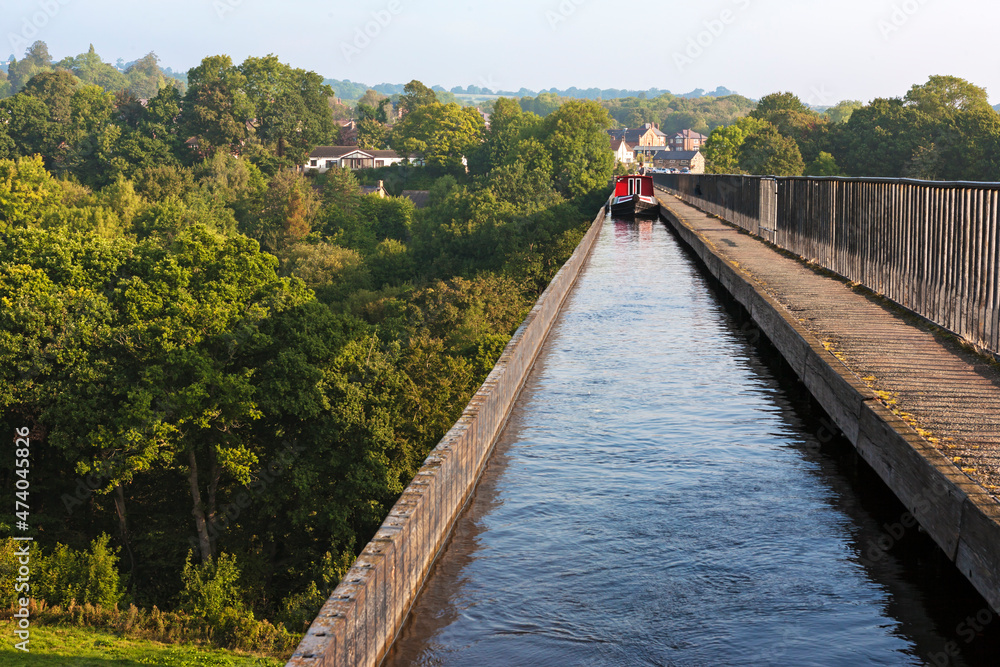 Φωτογραφία Narrowboat on Thomas Telford's famous Pontcysllyte Aqueduct, Llangollen Canal, W