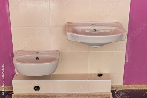 A system of numerous sinks installed in a public toilet. Applies to train station  cinema and other public place.