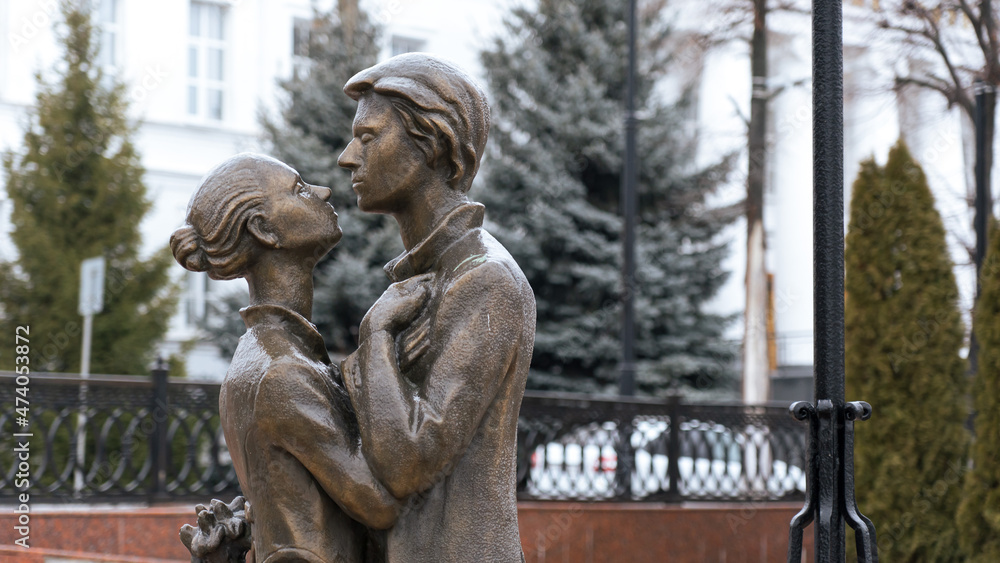 Monument to lovers under the clock Monument to lovers under the clock