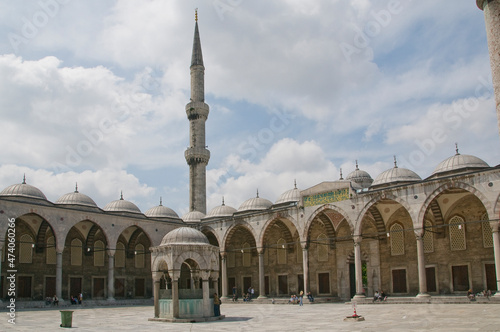 Patio interior de la mezquita de Yemi Cami en la ciudad de Estambul en Turquía photo