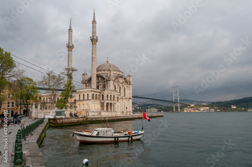 Mezquita de Ortakoy a orillas del Bósforo en la ciudad de Estambul, Turquía