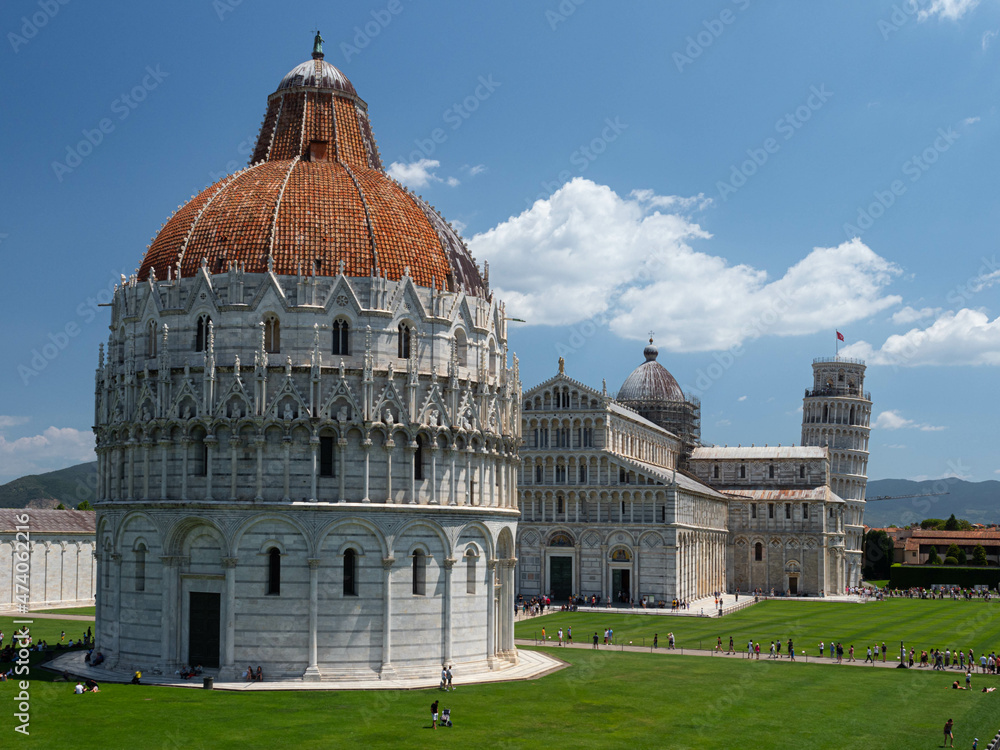 Plaza del Duomo en Pisa, Italia, con el baptisterio, el Duomo y la Torre inclinada de Pisa 