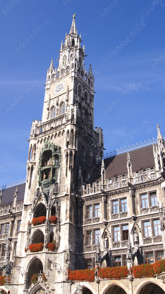 Fototapeta premium MUNICH, GERMANY - 12 OCT, 2015: Munich City Hall at Marienplatz in the city centre of the Bavarian capital