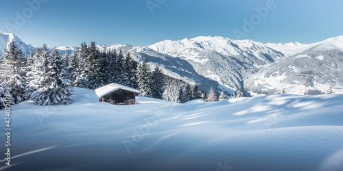 Panorama eines Alpenchalets in den winterlichen Bergen des Zillertal in Tirol