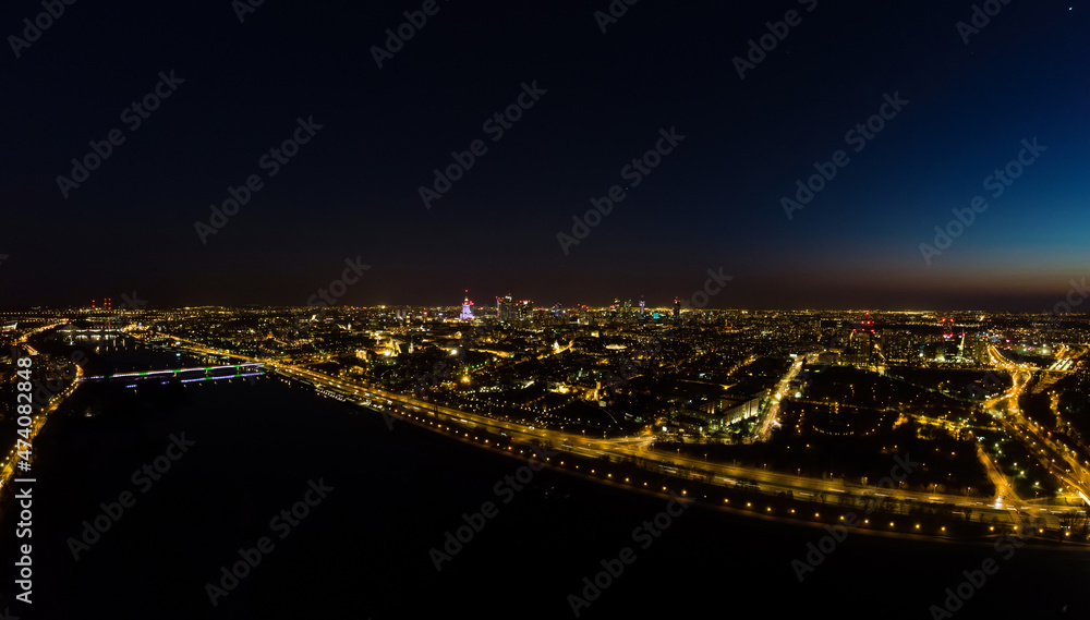 Warszawa nocą rozświetlona przez uliczne latarnie, nocny krajobraz z lotu ptaka