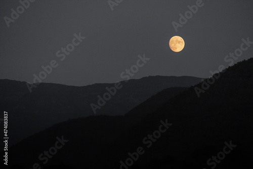 Clair de lune sur les montagnes des Pyrénées